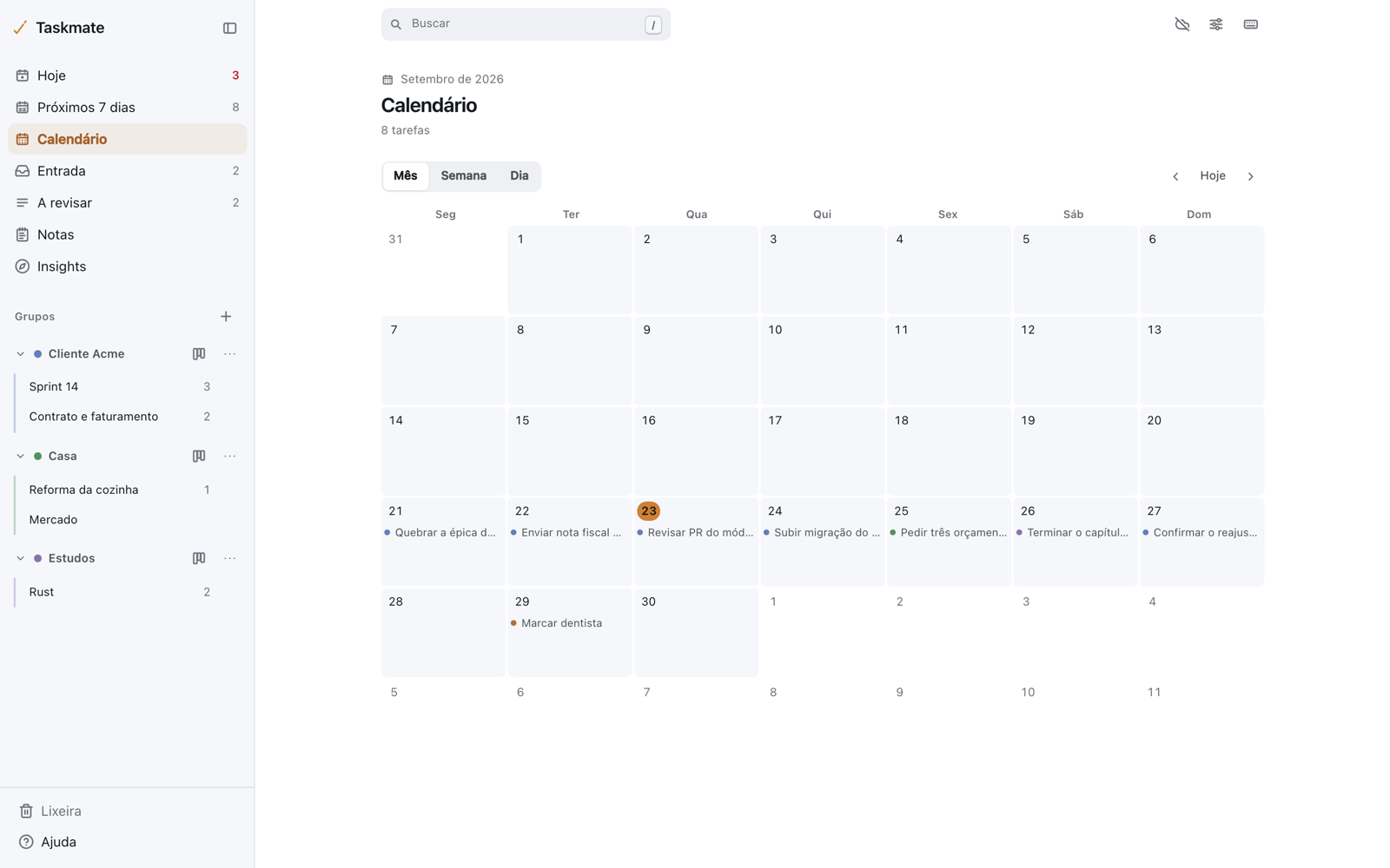 Calendário mensal com tarefas distribuídas por dia e pontos coloridos por grupo